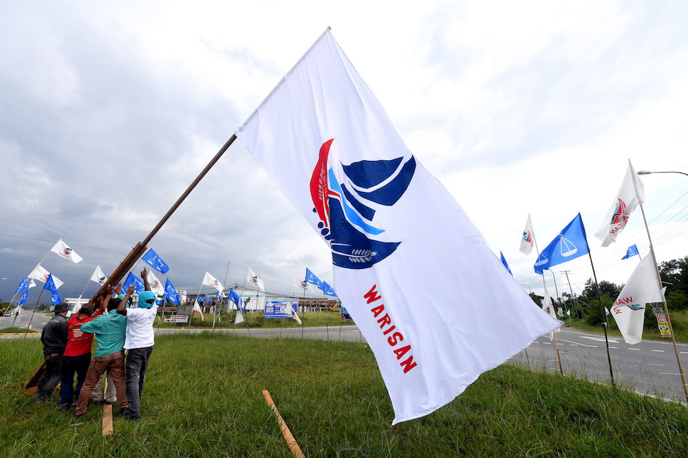 KIMANIS, 8 Jan -- Petugas kempen Parti Warisan Sabah (Warisan) memasang bendera gergasi parti itu sebagai bahan kempen sempena Pilihan Raya Kecil (PRK) Parlimen Kimanis di Pekan Kimanis hari ini. 
PRK Kimanis pada 18 Januari ini, menyaksikan pertembungan satu lawan satu antara calon Warisan Datuk Karim Bujang, 67, dan calon Barisan Nasional (BN) Datuk Mohamad Alamin, 48.
--  fotoBERNAMA (2020) HAK CIPTA TERPELIHARA